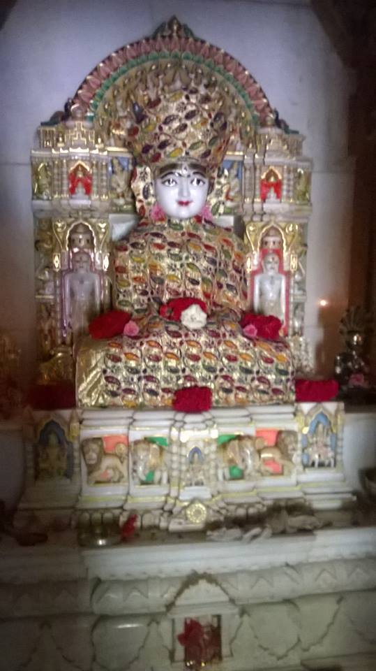 Pushpadanta Bhagwan idol — sacred posture